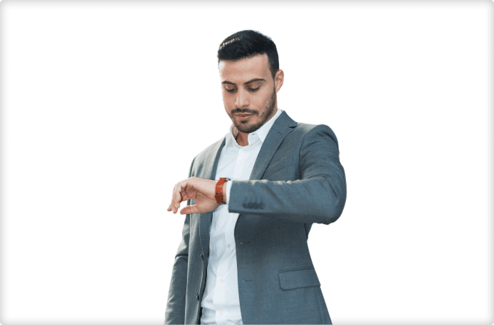 Homem olhando relógio